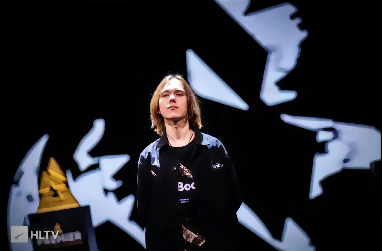 Ruler ： 霞这个英雄可能我来使用和别的选手不太一样吧