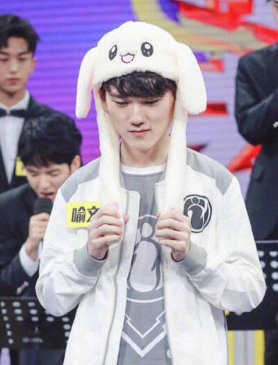 DRX 3-2 T1获得2022英雄联盟全球总决赛冠军，上单Kingen FMVP